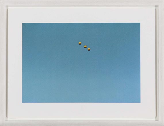 John Baldessari - Throwing three balls in the air to get a straight line (best of thirty-six attempts) - Rahmenbild