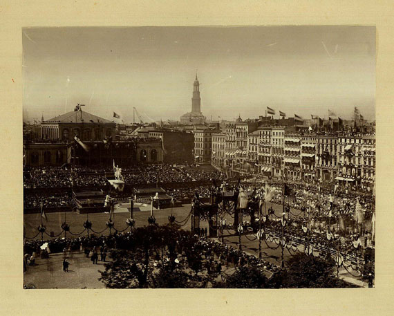   - 4 Fotos, Rathausplatz (Grundsteinlegung u. Einzug des Regiments). 1871-86