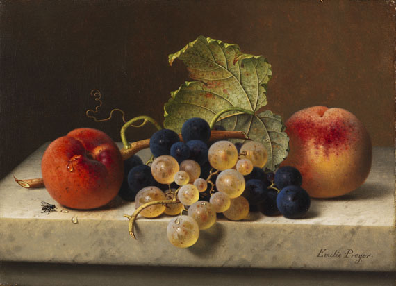 Emilie Preyer - Früchtestillleben mit zwei Pfirsichen sowie blauen und grünen Trauben am Zweig und einem Weinblatt auf einer Marmortischplatte