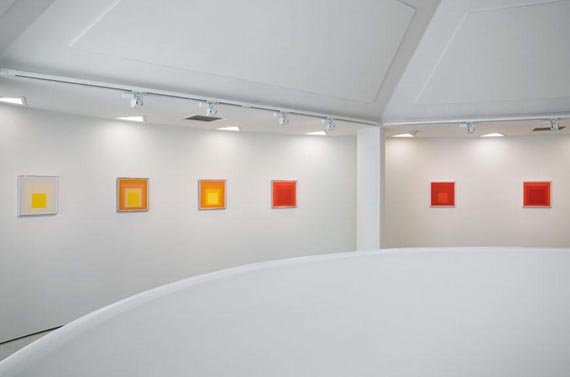 Abbildung zu: Ausstellungsansicht "Josef Albers in Mexico", Guggenheim Museum, New York, November 2017 – April 2018, mit Gemälden aus der Serie "Hommage to the Square". © VG Bild-Kunst, Bonn 2025