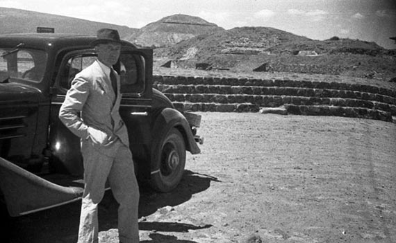Abbildung zu: Joseph Albers mit dem Auto der Familie Albers, Teotihuacan, Mexiko, 1936. © 2025 The Josef and Anni Albers Foundation/Artist Rights Society, New York.