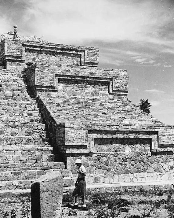 Abbildung zu: Anni Albers in Mexiko, ca. 1936–39, Foto: Josef Albers. © 2025 The Josef and Anni Albers Foundation/Artist Rights Society, New York