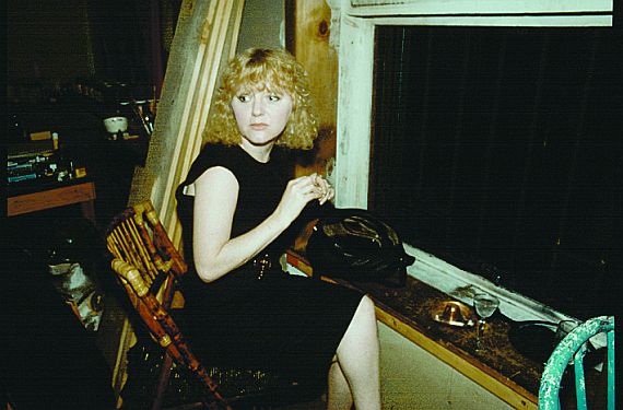 Nan Goldin - 2 Bll.: April in the window. Lynelle in Japanese restaurant, N.Y.C