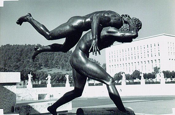 Herbert List - Bronzene Ringergruppe im Marmorstadion. Rechts hinten Gebäude des neuen ital. Aussenministeriums