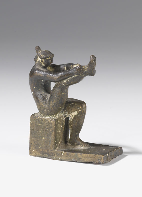 Alfred Lörcher - Sitzende, zieht Strümpfe an - Weitere Abbildung