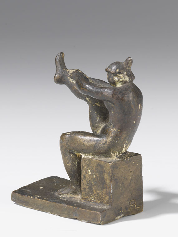 Alfred Lörcher - Sitzende, zieht Strümpfe an - Rückseite