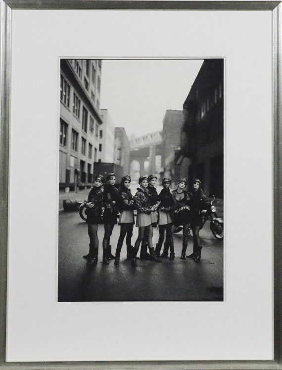 Peter Lindbergh - Cindy Crawford, Tatjana Patitz, Helena Christensen, Linda Evangelista, Claudia Schiffer, Naomi Campbell, Karen Mulder & Stephani Seymour, Brooklyn, New York (American Vogue) - Rahmenbild