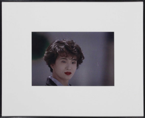 Christopher Williams - Tokuyo Yamada, Hair Designer, Shinbiyo Shuppan Co., Ltd., Minami-Aoyama, Tokyo, April 14, 1993 (A) und (R) - Rahmenbild