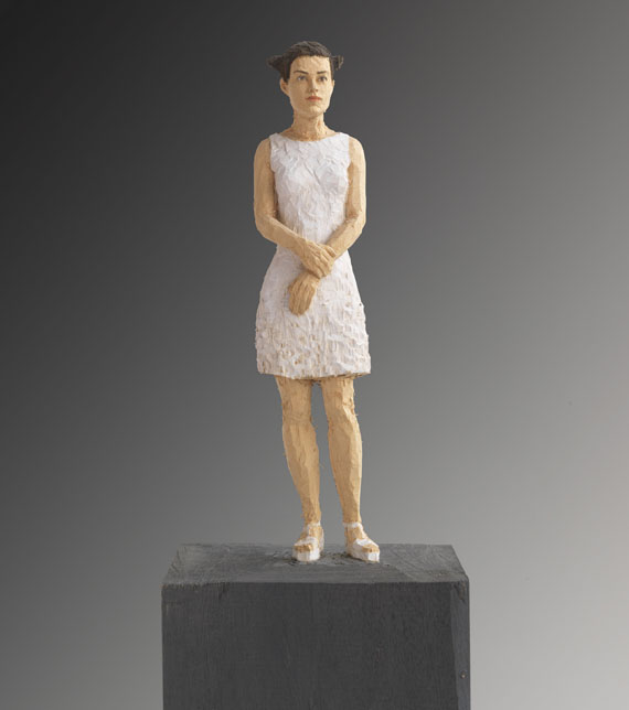 Stephan Balkenhol - Frau mit kurzem weißen Kleid