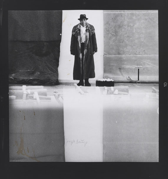 Joseph Beuys - Fotografie von Lothar Wolleh: Joseph Beuys im Moderna Museet, Stockholm (Schwarzer Rand)