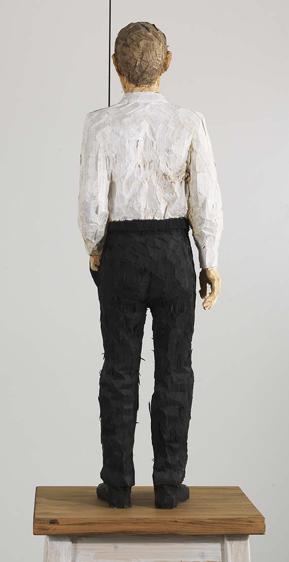 Stephan Balkenhol - Mann mit weißem Hemd und schwarzer Hose - Rückseite