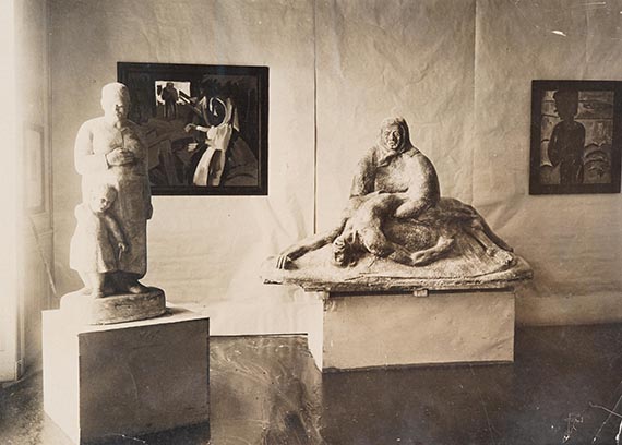 Abbildung zu: Unser Gemälde in der Ausstellung „Frauen in Not“, Ausstellung der Internationalen Arbeiterhilfe (IAH), Haus der Juryfreien, Berlin, 9.10.-1.11.1931. © VG Bild-Kunst, Bonn 2025