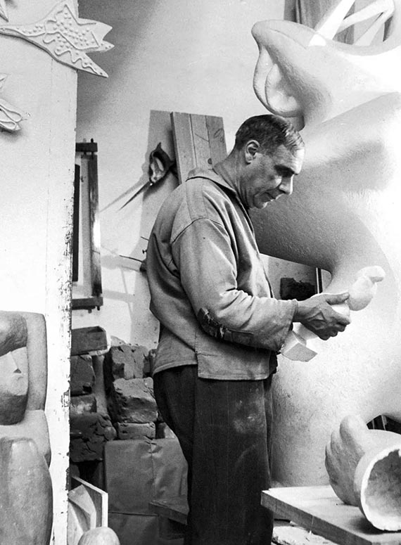 Abbildung zu: Henri Laurens in seinem Atelier neben der “Cariatide assise“, der großen Version der „Petite cariatide“, 1945, Foto: Robert Doisneau.