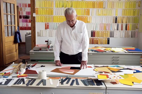 Abbildung zu: Imi Knoebel in seinem Atelier, Foto: Ivo Faber. © VG Bild-Kunst, Bonn 2025