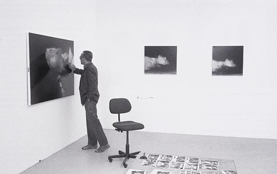 Abbildung zu: Gerhard Richter mit Gemälden des Zyklus „18. Oktober 1977“ (1988, heute Museum of Modern Art, New York) in seinem Studio im Jahr 1988. Foto: Timm Rautert © Gerhard Richter 2025 (17042025)