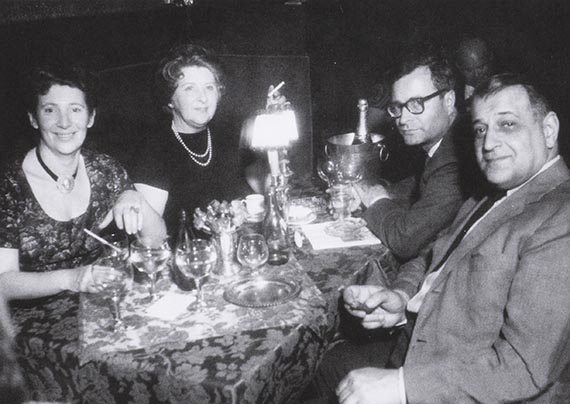 Abbildung zu: Ida Chagall, Marcelle Poliakoff, Franz Meyer und Serge Poliakoff in Bern, 1960.