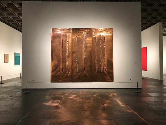 Abbildung zu: Lucio Fontana, Concetto Spaziale, New York 10, 1962, Attese, 1962, Kupfer mit Schnitten und Kratzern, The Metropolitain Museum of Art, New York, Leihgabe der Fondazione Lucio Fontana, Mailand. © Lucio Fontana by SIAE / VG Bild-Kunst, Bonn 2025