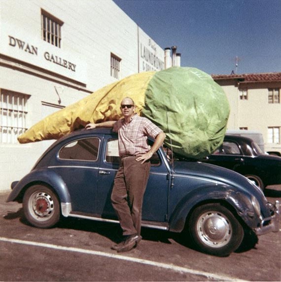 Abbildung zu: Claes Oldenburg mit „Floor Cone“ (1962) vor der Dwan Gallery in Los Angeles. © Claes Oldenburg