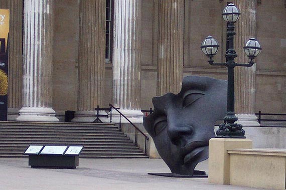 Abbildung zu: Igor Mitoraj, Hollow face, 2002, Bronze, vor dem British Museum, London. © VG Bild-Kunst, Bonn 2025