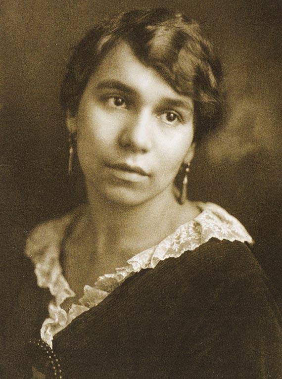 Abbildung zu: Lotte Pechstein, 1917, Privatbesitz, Foto: Minya Diez-Dührkoop.