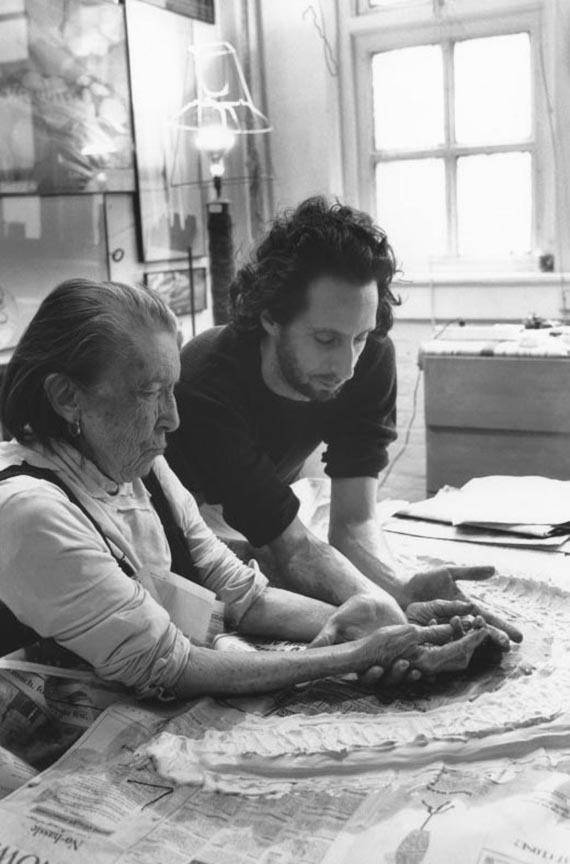 Abbildung zu: Louise Bourgeois und ihr Assistant Jerry Gorovoy in ihrem Atelier in Brooklyn bei den Vorbereitungen für eine Gipsform, 1995, Foto: Jean-François Jaussaud. © The Easton Foundation / VG Bild-Kunst, Bonn 2025