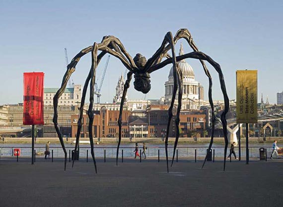 Abbildung zu: Louise Bourgeois, Maman, 1999, Stahl und Marmor, Tate Modern, London, Foto: Marcus Leith and Andrew Dunkley, Tate Photography. © The Easton Foundation / VG Bild-Kunst, Bonn 2025