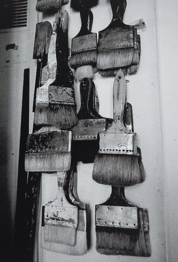 Abbildung zu: Pinsel in Pierre Soulages’ Atelier in Paris, Foto: Vincent Cunillère. © VG Bild-Kunst, Bonn 2025