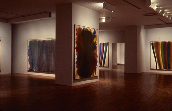 Abbildung zu: Morris Louis, Museum of Modern Art, New York, Oktober 1986 – Januar 1987, Ausstellungsansicht. © All Rights Reserved. Maryland College Institute of Art / VG Bild-Kunst, Bonn 2025