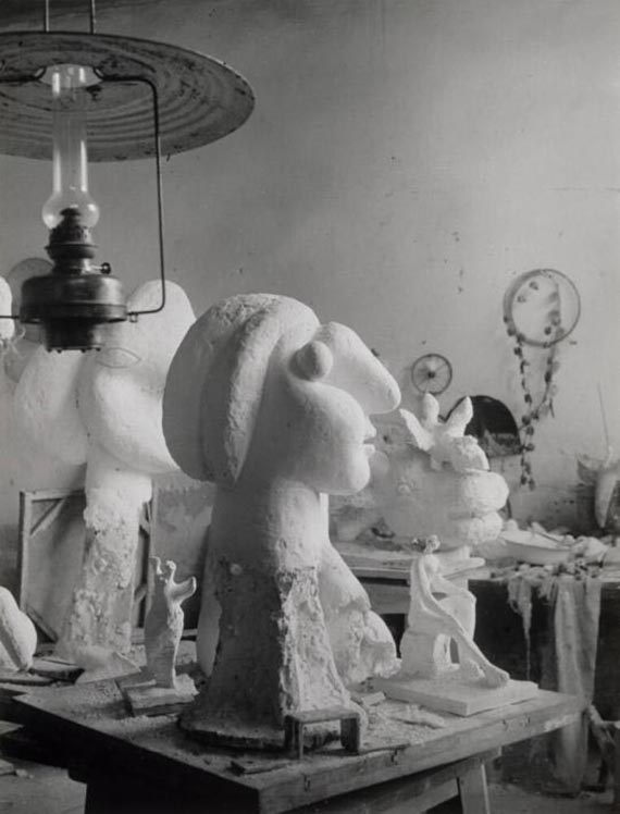 Abbildung zu: Picassos Gips-Büsten nach dem Modell von Marie-Thérèse Walter in seinem Atelier im Château de Boisgeloup, France, 1932, Gelatine silver print, Foto: Brassaï (Gyula Halász). © Succession Picasso / VG Bild-Kunst, Bonn 2025, Estate Brassaï – RMN-Grand Palais.