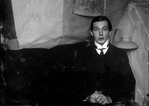 Abbildung zu: Ernst Ludwig Kirchner, Selbstporträt in der Atelierwohnung in Berlin-Friedenau, 1913/1915, (Kirchner Museum Davos, Schenkung Nachlass Ernst Ludwig Kirchner 2001)