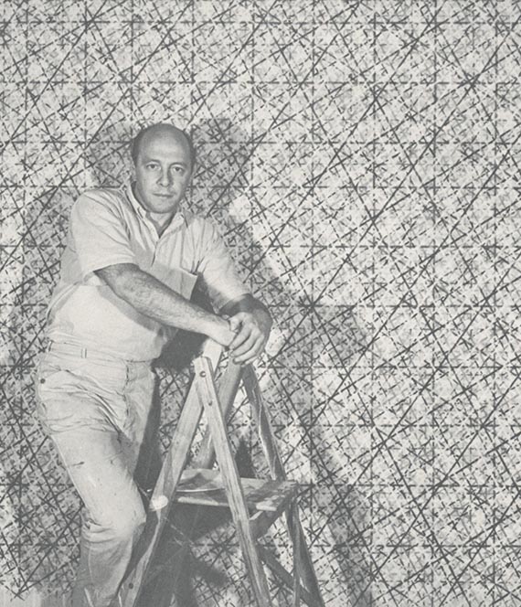 Abbildung zu: Piero Dorazio, in seinem Atelier, 1965, Fotograf: Vincenzo Pirozzi.<br />Courtesy Archivio Piero Dorazio, Mailand. © Piero Dorazio by SIAE 2025 / VG Bild-Kunst, Bonn 2025