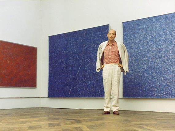 Abbildung zu: Piero Dorazio in seinem Saal auf der 30. Biennale von Venedig, 1960, Foto: Virginia Dortch.<br />Foto: © VG Bild-Kunst, Bonn 2025, Virginia Dortch Dorazio Estate / Artists Rights Society (ARS)