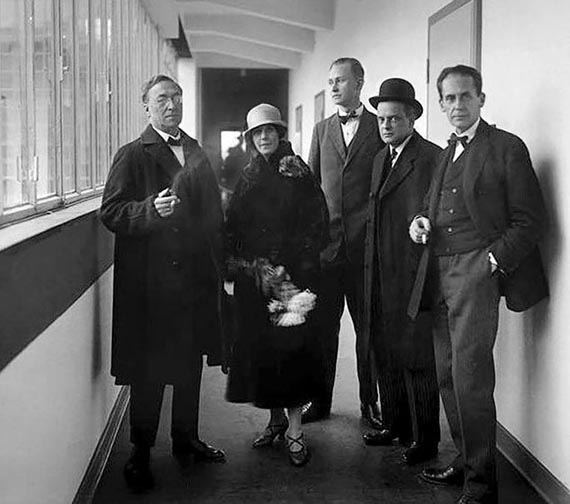 Abbildung zu: Wassily Kandinsky, Nina Kandinsky, Georg Muche, Paul Klee und Walter Gropius bei der Eröffnung des neuen Bauhaus-Gebäudes in Dessau, 1926. Fotograf: Walter Obschonka.