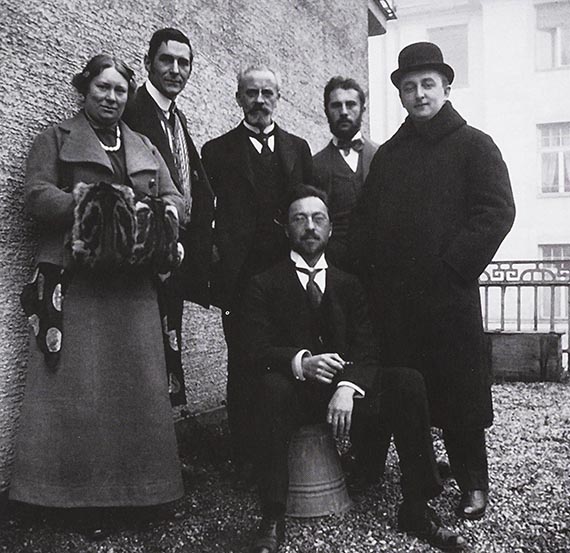 Abbildung zu: Maria und Franz Marc, Bernhard Koehler, Heinrich Campendonk, Thomas von Hartmann und Wassily Kandinsky (sitzend), nach der Ausstellungseröffnung des Blauen Reiters, um den 20. Dezember 1911.
