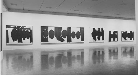 Abbildung zu: Exhibition view, “Robert Motherwell”, 1965, Museum of Modern Art, New York, with works from the series “Elegies to the Spanish Republic”. © VG Bild-Kunst, Bonn 2025