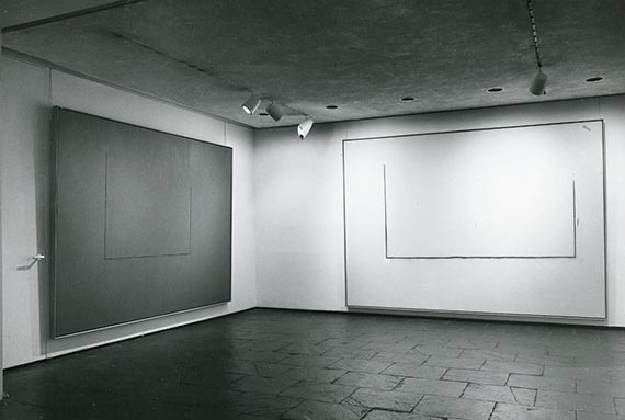 Abbildung zu: Exhibition view „Robert Motherwell: “Open” Series, 1967-1969“, Marlborough-Gerson Gallery, New York<br />May-June 1969. © VG Bild-Kunst, Bonn 2025