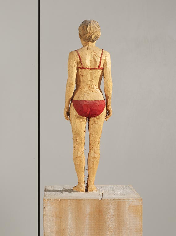 Stephan Balkenhol - Frau in rotem Bikini - Rückseite