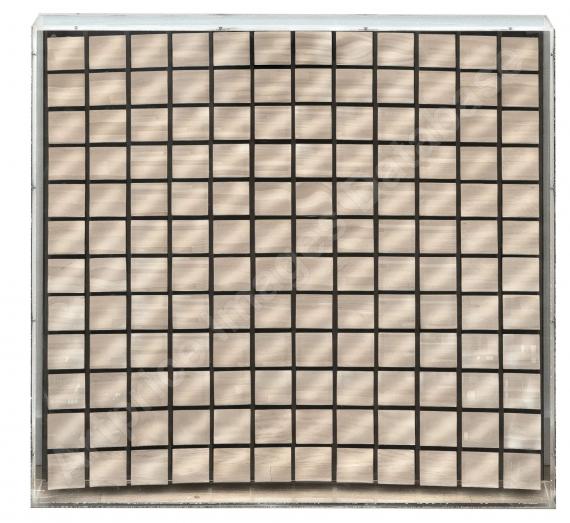 Ohne Titel (1985)
Mischtechnik Skulptur (Mirror sculpture. 144 square hollow mirrors & cylinders/concave acrylic glass panel, in an acrylic glass...