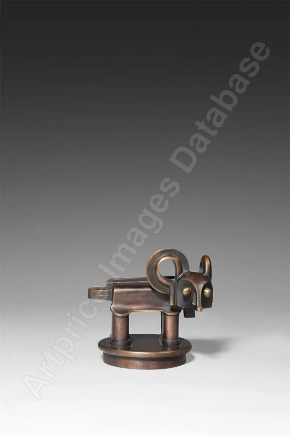 "Fabeltier, sog. ?Horchtier?" (Kühlerfigur für die Autofirma Horch) (1926)
Bronze, golden brown...