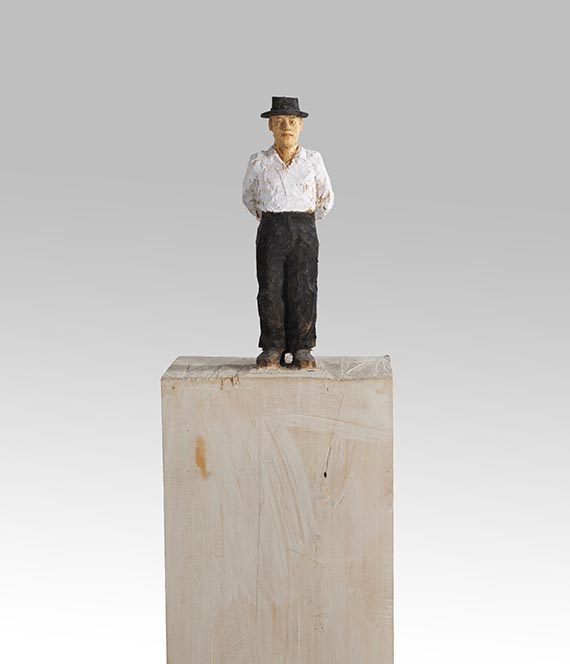 Stephan Balkenhol - Mann mit weißem Hemd und Hut - Weitere Abbildung