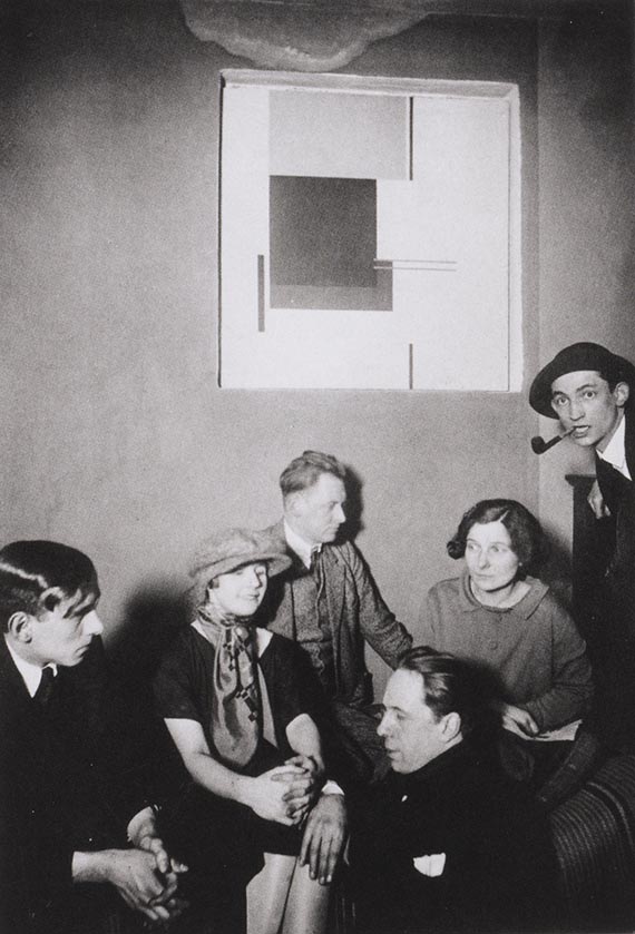 Abbildung zu: Vordemberge-Gildewart, Nelly von Doesburg, Kurt Schwitters, Theo van Doesburg, K&auml;te Steinitz und Hans Nitzschke (v. l. n. r.) im Atelier von Hans Nitzschke, Hannover, 1925.<br />&copy; Museum Wiesbaden, Archiv Vordemberge-Gildewart.