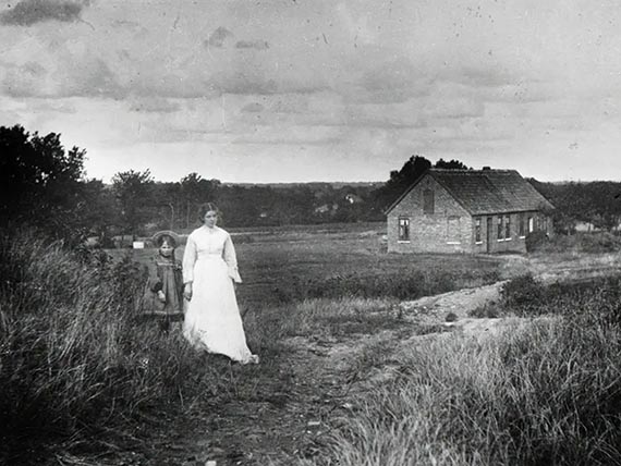 Abbildung zu: Paula Modersohn-Becker und ihre Stieftochter Elsbeth in Worpswede, um 1903, Louisiana Museum of Modern Art, Humlebaek.