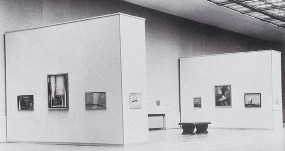 Abbildung zu: Ausstellungsansicht mit dem Gem&auml;lde &bdquo;Hulks&ldquo;, Mills College Art Gallery, Oakland, 1936, Foto: unbekannt. &copy; VG Bild-Kunst, Bonn 2026