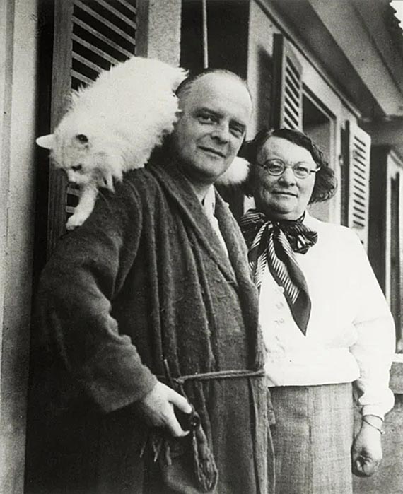 Abbildung zu: Paul und Lily Klee mit Katze Bimbo, Kistlerweg 6, Bern, 1935, Foto: Fee Meisel, (SFK Foto FK 049/29 N Repro, Scan von Negativ Felix Klee F 311/14 (Abzug 2013), Zentrum Paul Klee, Bern, Schenkung Familie Klee).