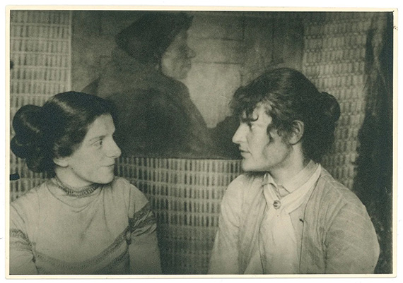 Abbildung zu: Paula Becker und Clara Westhoff in Paula Beckers Atelier in Worpswede, um 1899, Foto: unbekannt.