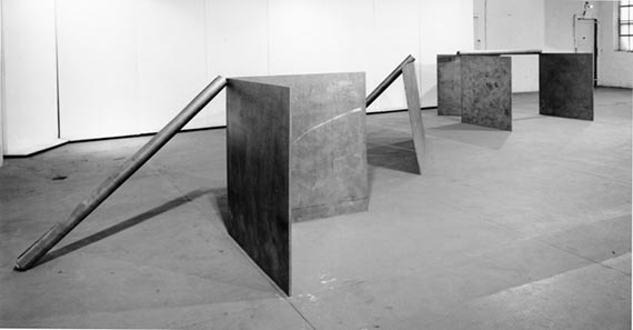 Abbildung zu: Ausstellungsansicht „Richard Serra“, Castelli Warehouse, New York, 1969-70 (die vorliegende Arbeit in der Mitte), Foto unbekannt. © Estate of Richard Serra / VG Bild-Kunst, Bonn 2026