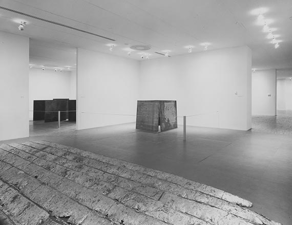 Abbildung zu: Ausstellungsansicht „Richard Serra. Sculpture“, Museum of Modern Art, New York, 1986 (mittig „One Ton Prop (House of Cards), 1969/86), Foto: unbekannt. © Estate of Richard Serra / VG Bild-Kunst, Bonn 2026