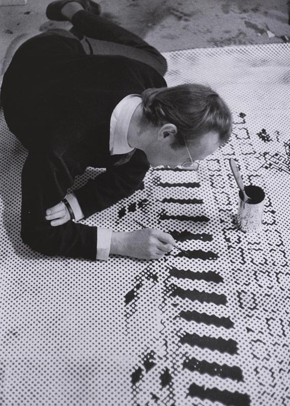 Abbildung zu: Sigmar Polke bearbeitet im D&uuml;sseldorfer Atelier das Rasterbild  <i>H&auml;userfront</i>, 1967, Foto: unbekannt.&copy; The Estate of Sigmar Polke, Cologne/ VG Bild-Kunst, Bonn 2026