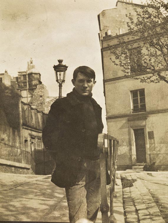 Abbildung zu: Pablo Picasso am Place Ravignan, Montmartre, Paris, 1904, Foto: unbekannt.