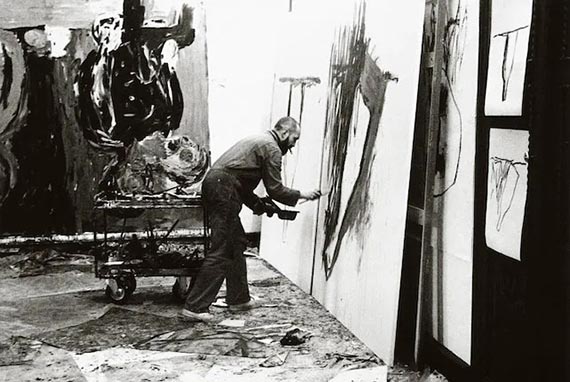 Abbildung zu: Georg Baselitz in seinem Atelier, Schlo&szlig; Derneburg, 1983, Foto: &copy; Daniel Blau 2026